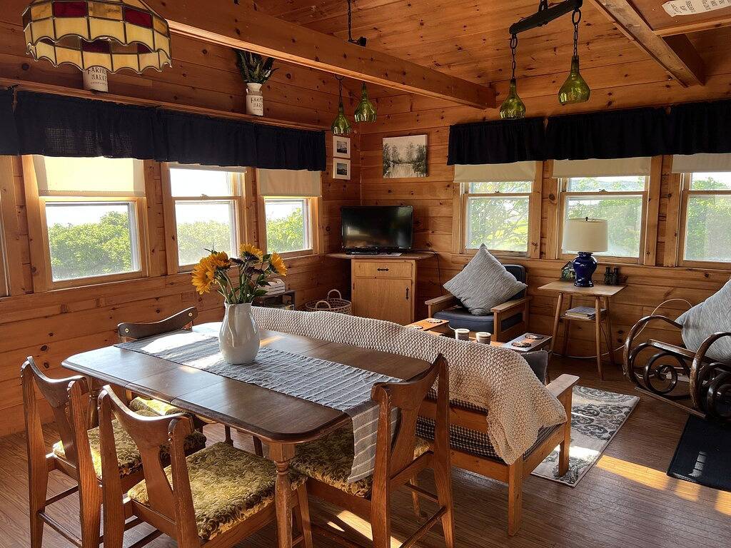 Cozy cottage, steps from the beach. in Washington County (Maine)