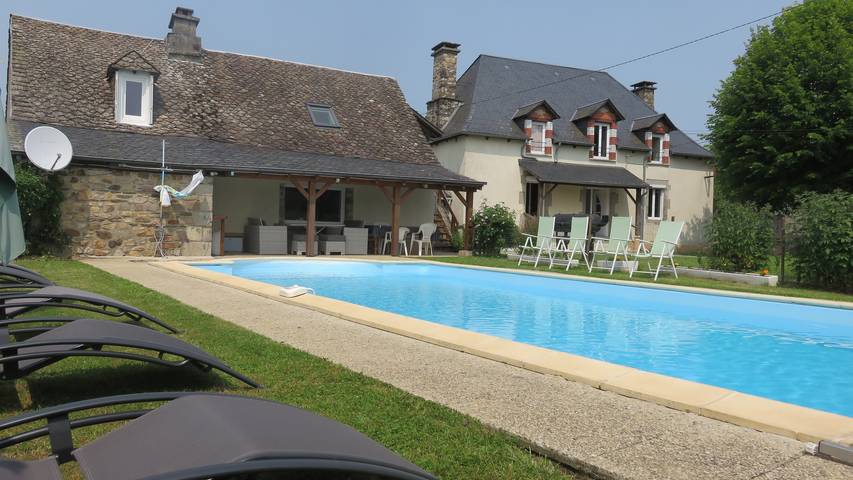 Gîte pour 14 personnes, avec jardin ainsi que piscine et terrasse