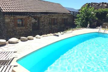 Gîte pour 8 personnes, avec piscine à Saint-Mélany