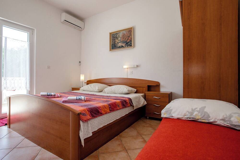 Ganze Wohnung, The Apartment Daisy is in an excellent location, close to Rab . in Rab Stadt, Rab