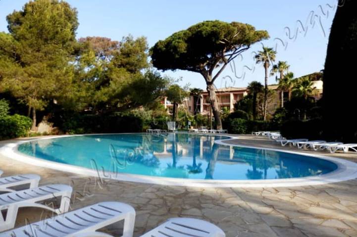Appartement de vacances pour 4 personnes, avec piscine et jardin
