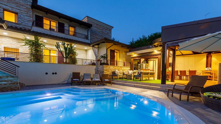 Villa con piscina per 8 persone, con Balcone e Idromassaggio nonché Terrazza e Giardino a Rimini