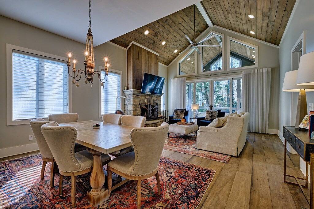 Dancing Bear Walk to Town: Spacious 3Br home in Highlands with wooded views. in Highlands (NC), Macon County