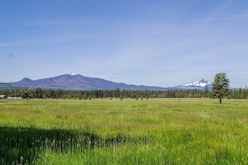 Ganze Wohnung, Neu gebaut und gelistet, makellos sauber, Aussicht, 1 Block in die Stadt, Haustiere ok, wunderschön! in Sisters, Black Butte Ranch