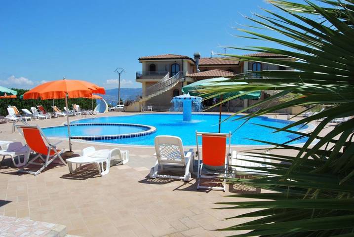 Hotel für 3 Personen, mit Balkon und Pool sowie Ausblick