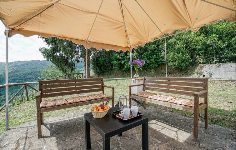 Spazioso appartamento con piscina, parcheggio e vista sul fiume in Pescia, Provincia di Pistoia