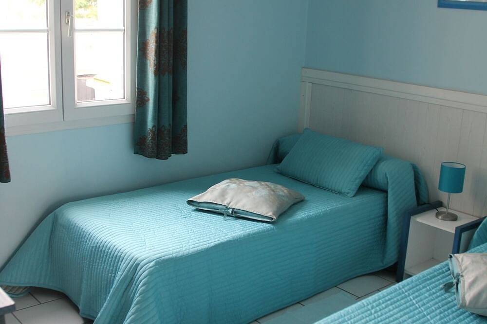 The Blue house, quiet vacations in the island of Re, sleeps 4 to 6 in Rivedoux-Plage, Ile de Re