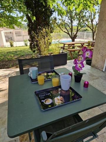Gîte pour 4 personnes, avec jardin et vue ainsi que bassin pour enfant et piscine, adapté aux familles à Néoules