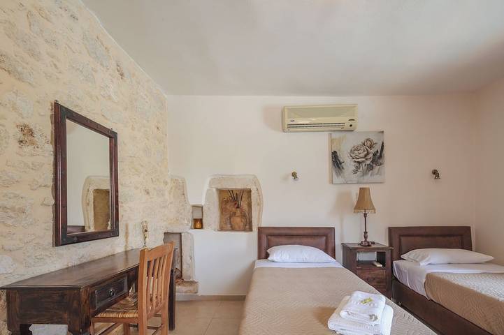 Traditionele villa met 4 slaapkamers, omheind zwembad en fantastische tuinen! in Alfa, Rethymno en omgeving