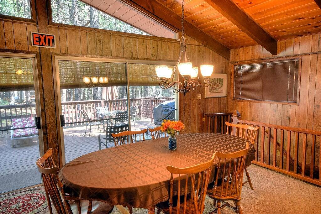 Papa Bear Cabin bietet 1 Queensize-Bett in der Master-Suite, 2 große Betten im Schlafzimmer im Obergeschoss ... in Wawona, Mariposa County