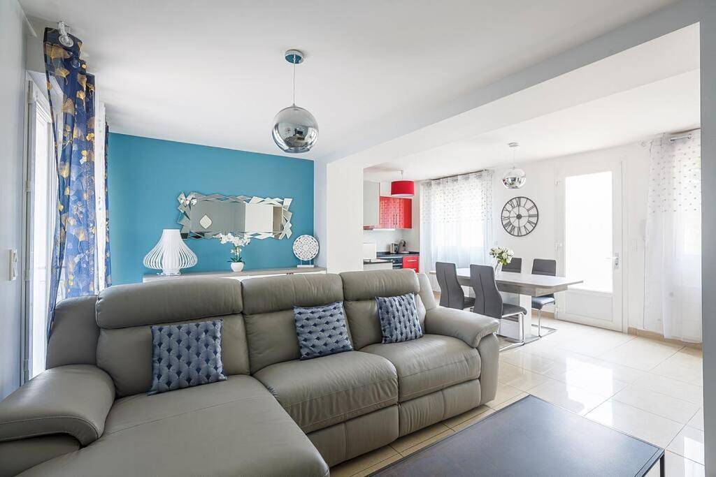 Appartement entier, Logement 004 a 300m de la gare Mantes la jolie in Mantes-la-Jolie, Yvelines