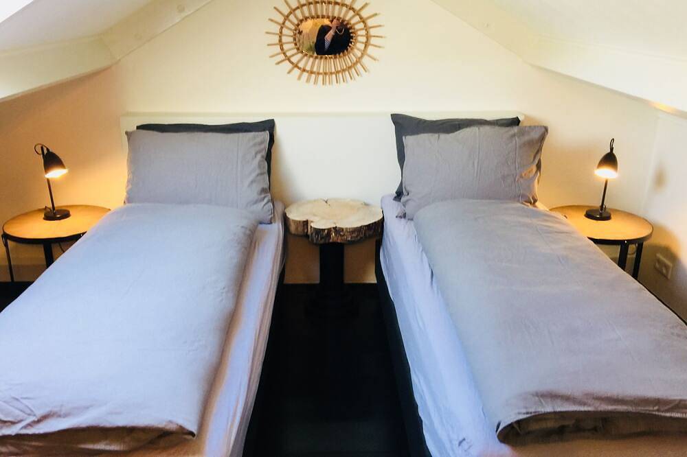 Geheel appartement, Boutique Apartments Bergen \"Pink\" with sunny private terrace & courtyard in Bergen (Noord-Holland), Noord-Holland - Kust van de Noordzee