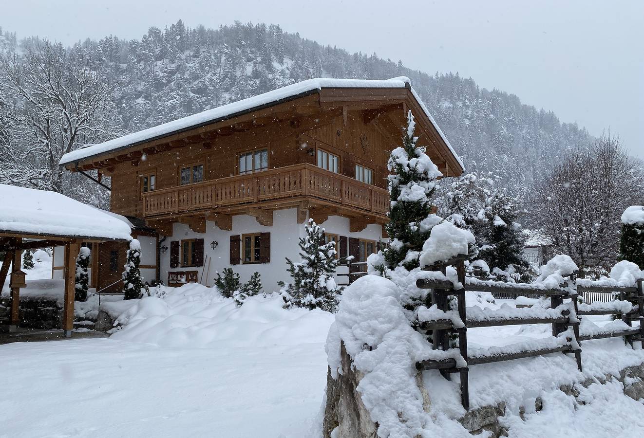 Chalet unter weissblauem Himmel - Exclusives Ferienhaus für bis zu 8 Pers., Wellnesbereich, Terrasse, Garten, Carport in Reit im Winkl, Bayerische Alpen