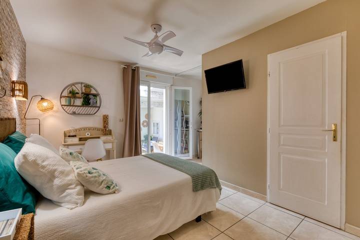Chambre d’hôtes « Les Oliviers » avec entrée privée , Wi-Fi et climatisation in Puisserguier, Côte méditerranéenne (France)