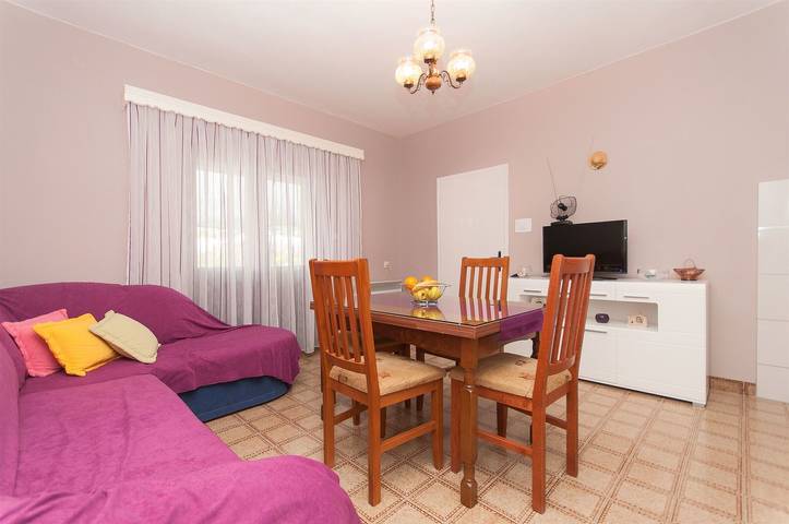 Ferienwohnung für 7 Personen, mit Balkon und Terrasse sowie Garten in Sukosan