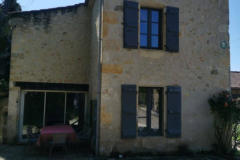 Maison de campagne, idéale pour des vacances en famille. Grand parc arboré. in Condom, Gers