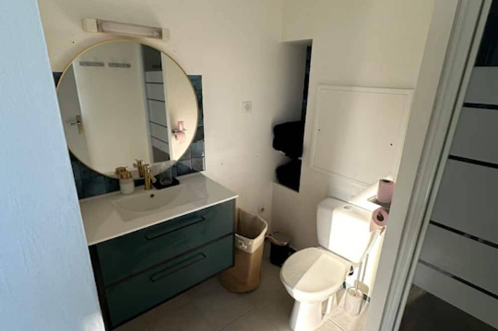 Entire apartment, Cosy apartment with balcony + parking - quiet 2 steps from downtown in Cherbourg-Octeville, Cherbourg-en-Cotentin