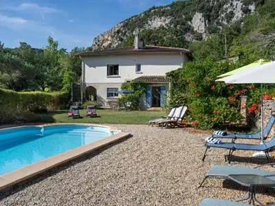 Villa pour 9 personnes, avec terrasse ainsi que vue et piscine