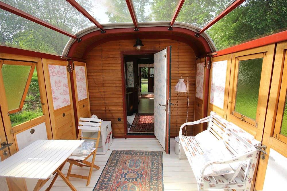 Eine Zeitreise in die 20er-Jahre - im originalgetreu restaurierten Zirkuswagen in Hundsdorf, Westerwald