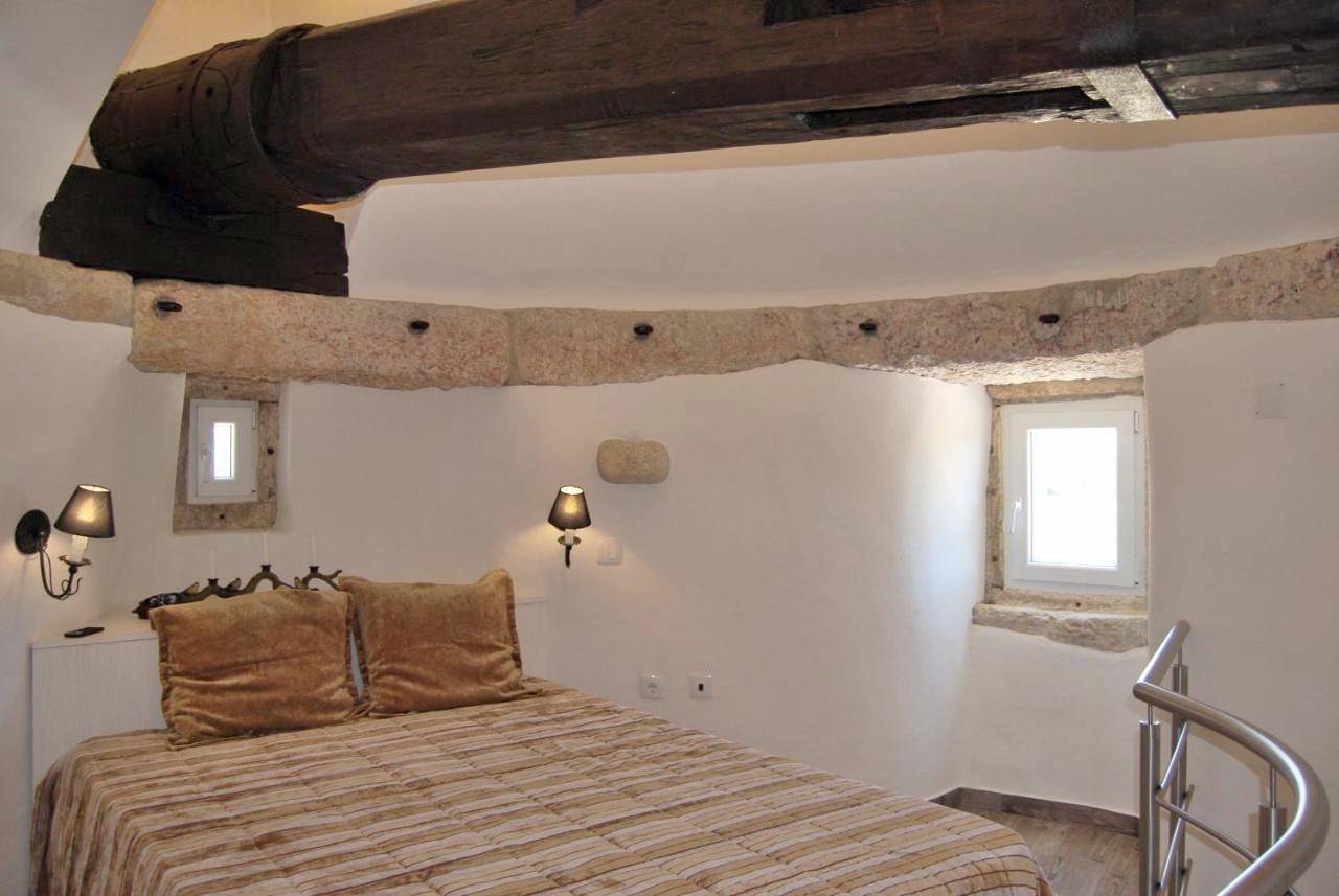 Two-Bedroom Townhouse in São Pedro e Santiago, Distrito de Lisboa