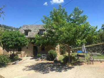 Gîte pour 6 personnes, avec terrasse ainsi que jardin et vue à Sébrazac