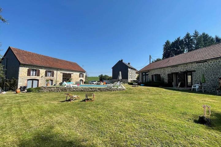 Location de vacances pour 15 personnes, animaux acceptés à Saint-Dizier-Leyrenne