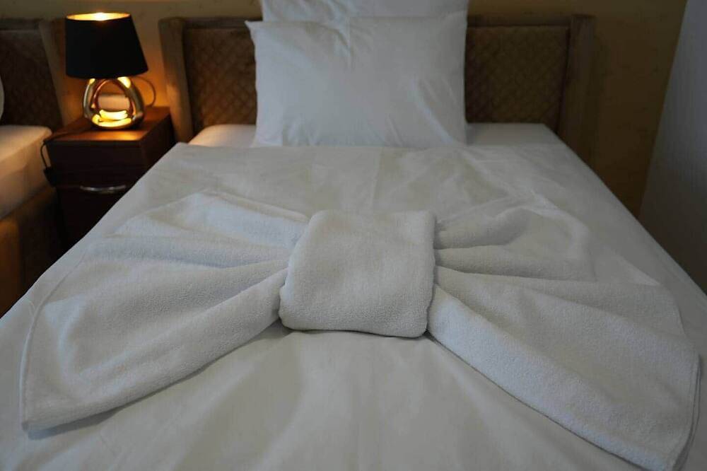 Ganze Wohnung, 2-Zi Wohnung Balkon für Familien & Monteure in Berenbostel, Garbsen