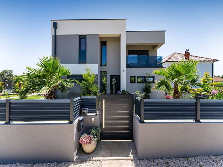 Villa pour 10 personnes, avec piscine ainsi que jardin et terrasse, animaux acceptés à Nin - 2