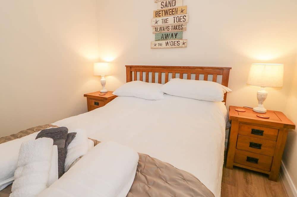 Hilltops, pet friendly, with hot tub in Deganwy in Deganwy, Conwy region