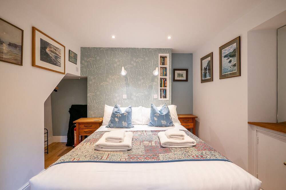 Stylish Reverse-Level Retreat for couples in Totnes, Devon