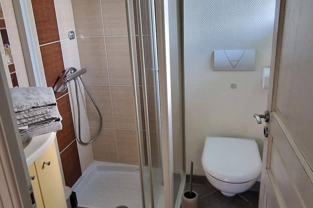 Small house near Rouen parking space + car charging socket in Franqueville-Saint-Pierre, Región de Rouen