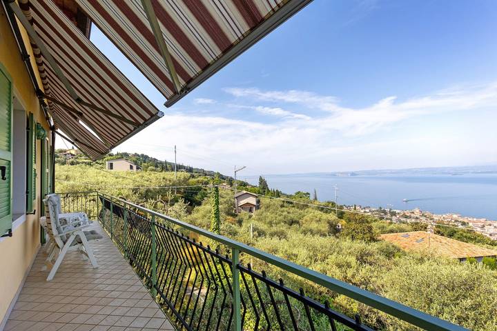 Location de vacances pour 2 personnes, avec balcon et vue sur le lac à Torri del Benaco