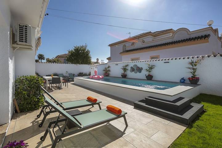 Cheap villa for 6 people, with garden and balcony in Marbella