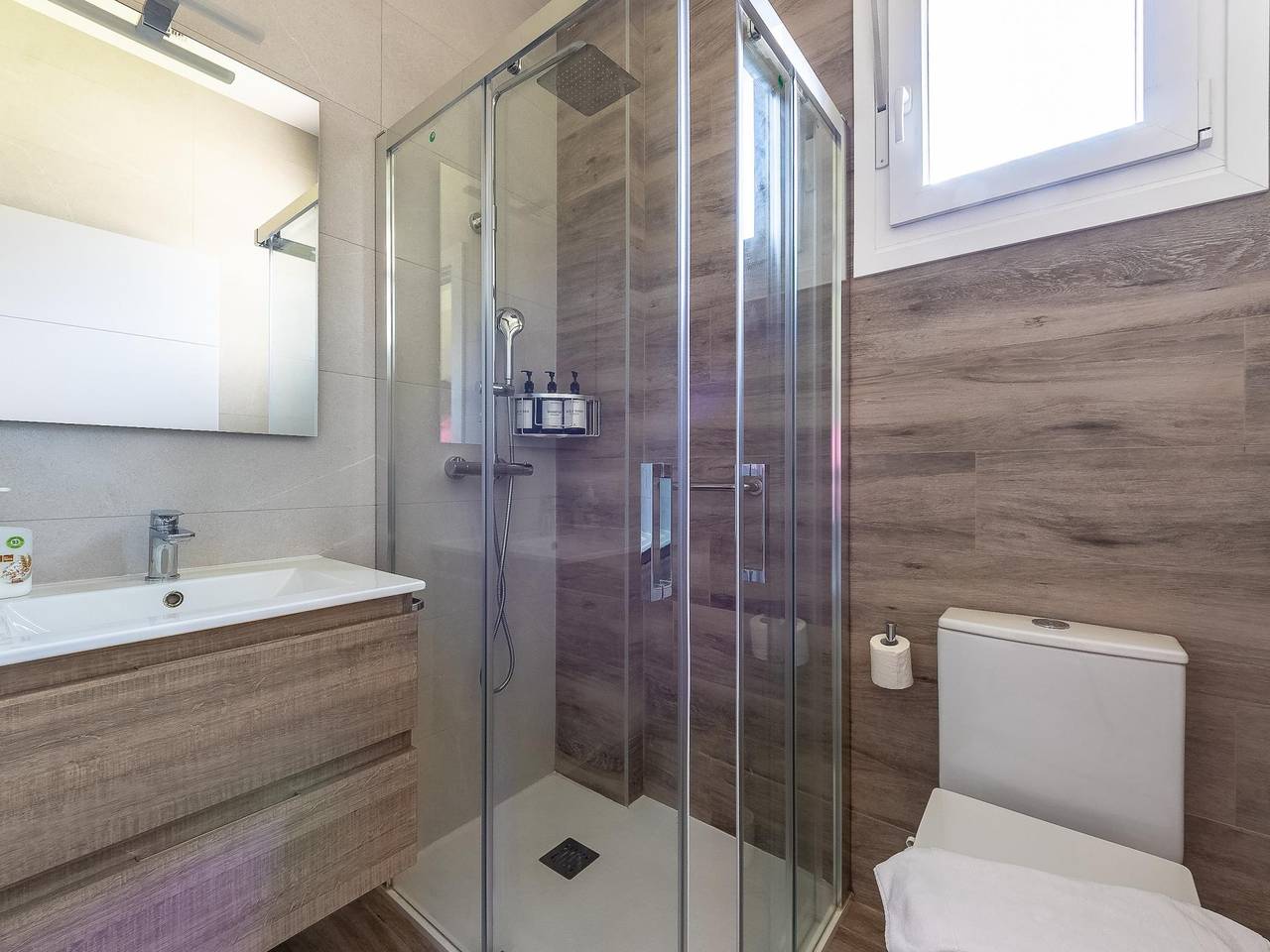 Entire holiday apartment, Hospital Cruces Metro Bec in Barakaldo, Bizkaia