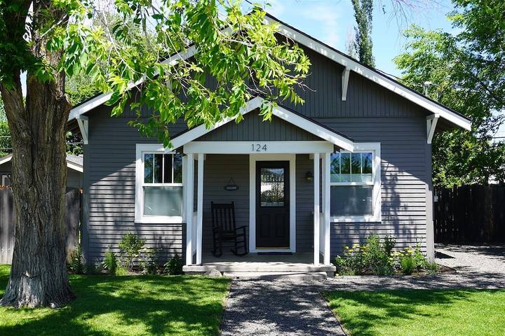 Vacation rental for 6 people, with terrace and hot tub as well as yard in Bend