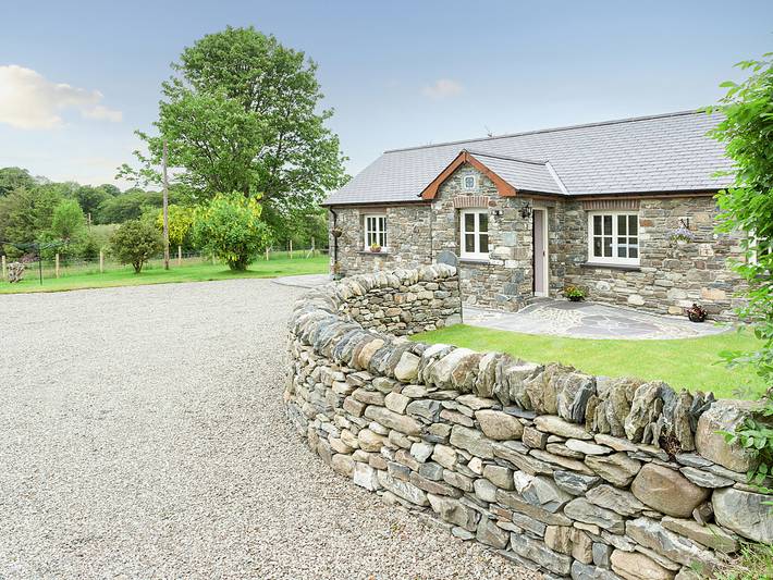 Log cabin for 4 people, with garden in Mid-Wales