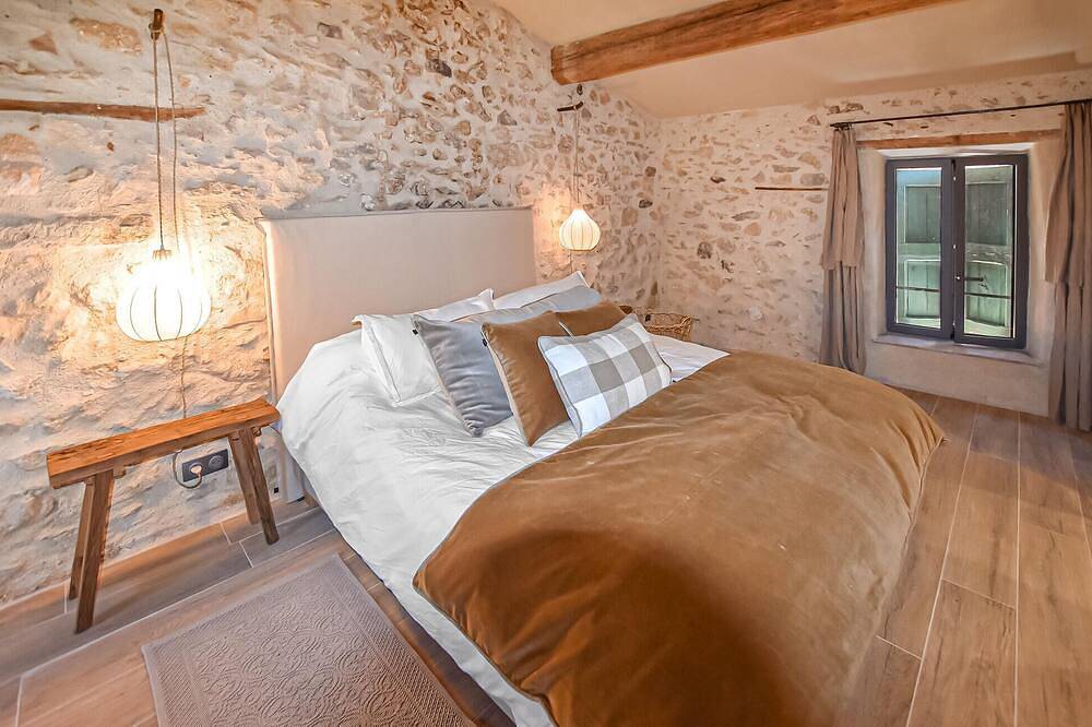Maison en pierre avec piscine in Rustrel, Regionaler Naturpark Luberon