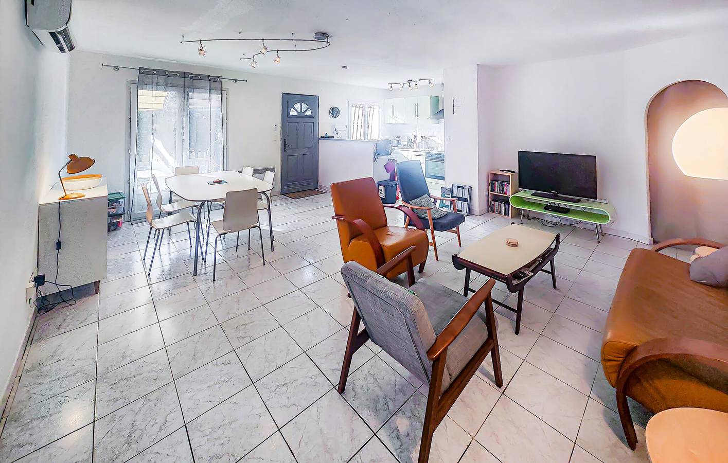 Appartement confortable avec piscine, Wi-Fi et parking - À 1,5 km du centre-ville in Ferrières-Poussarou, Région de Béziers