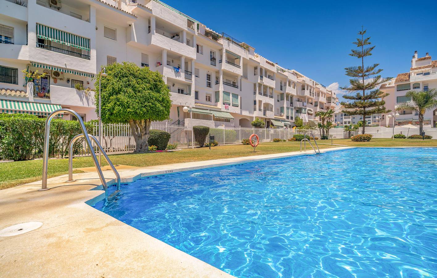 Entire holiday apartment, Luxury Apartment with Pool and Terrace, 2.5km to Playas del Duque in Nueva Andalucia Golf Valley, Marbella