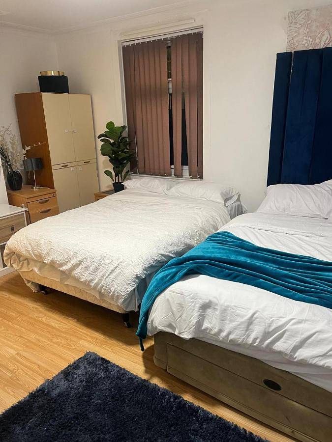 Budget Double Room in Leeds, West Yorkshire
