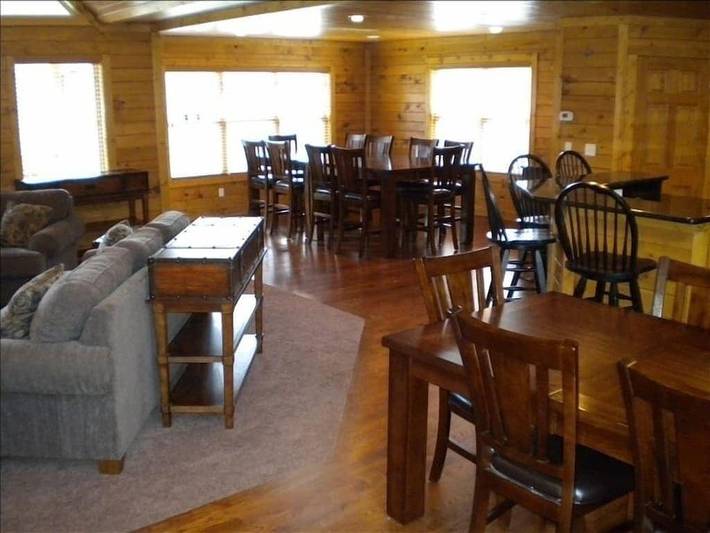 Log cabin for 30 people, with terrace and hot tub in Norris Lake