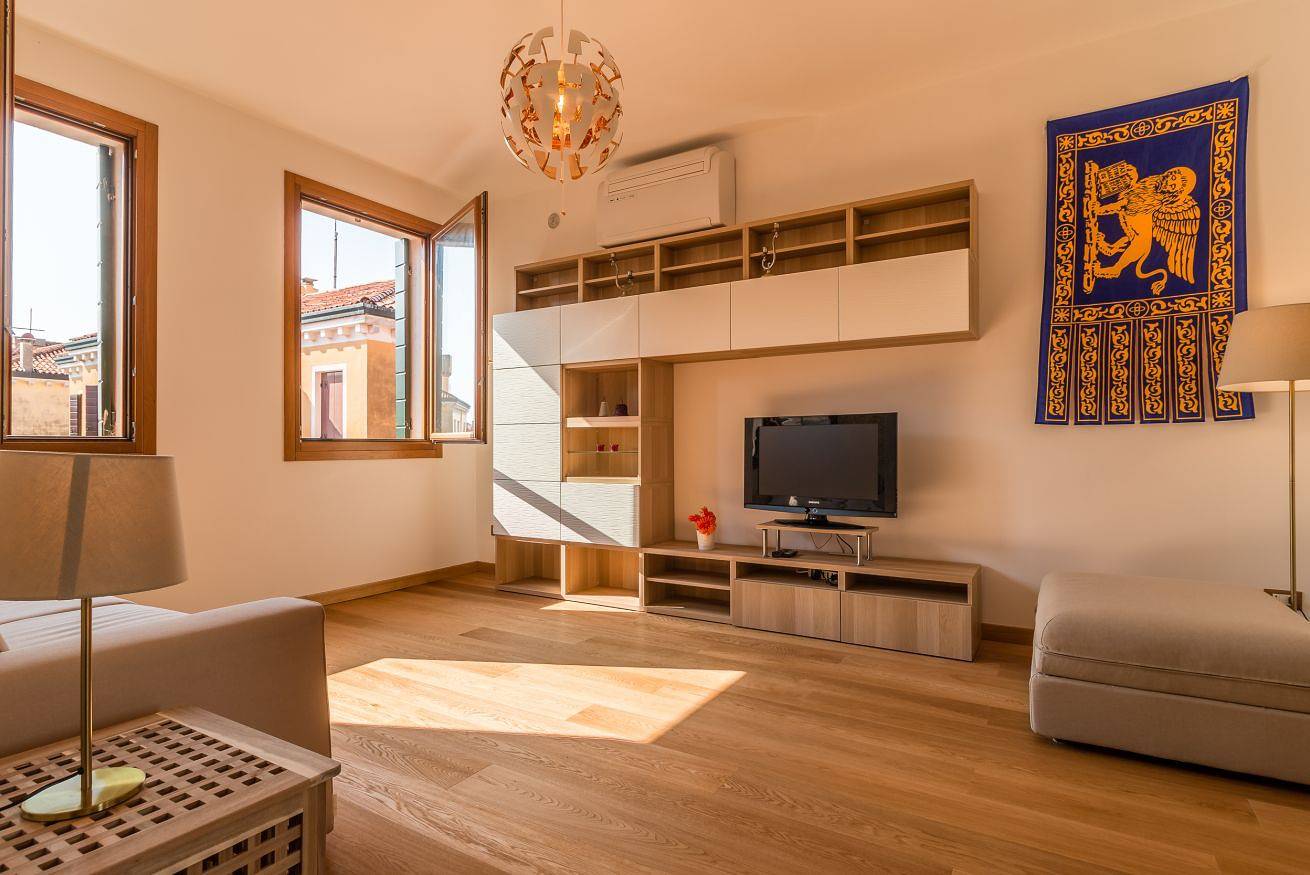 Entire apartment, Sunny Nest Canal View in Venice, Venice Province