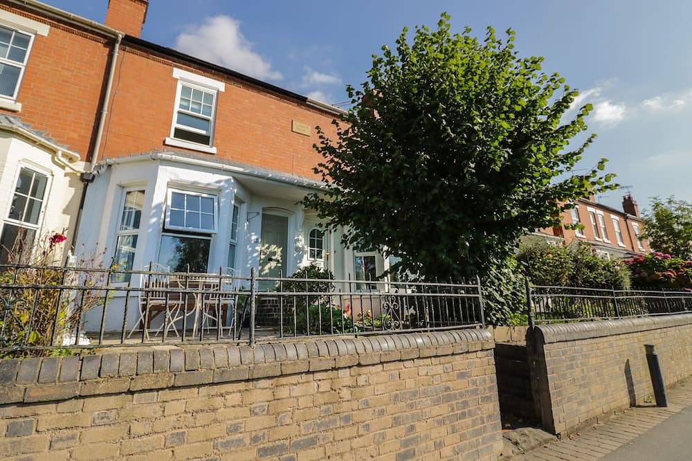 Florence Villas, pet friendly, character holiday cottage in Worcester in Worcester, Worcestershire