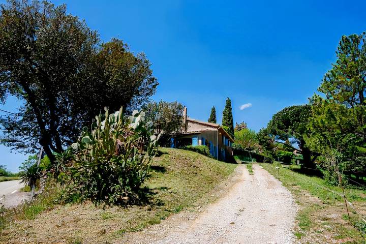 Gîte pour 8 personnes, avec terrasse et jardin, adapté aux familles à La Garde-Freinet - 2
