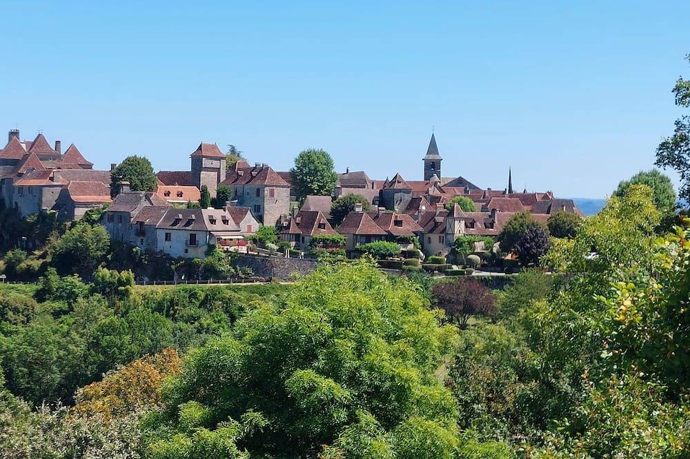Spacious house in a quiet location with a large terrace and breathtaking views in Loubressac, Lot