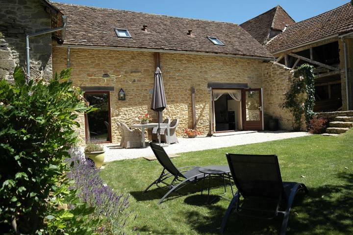 Gîte pour 4 personnes, avec piscine à Montignac
