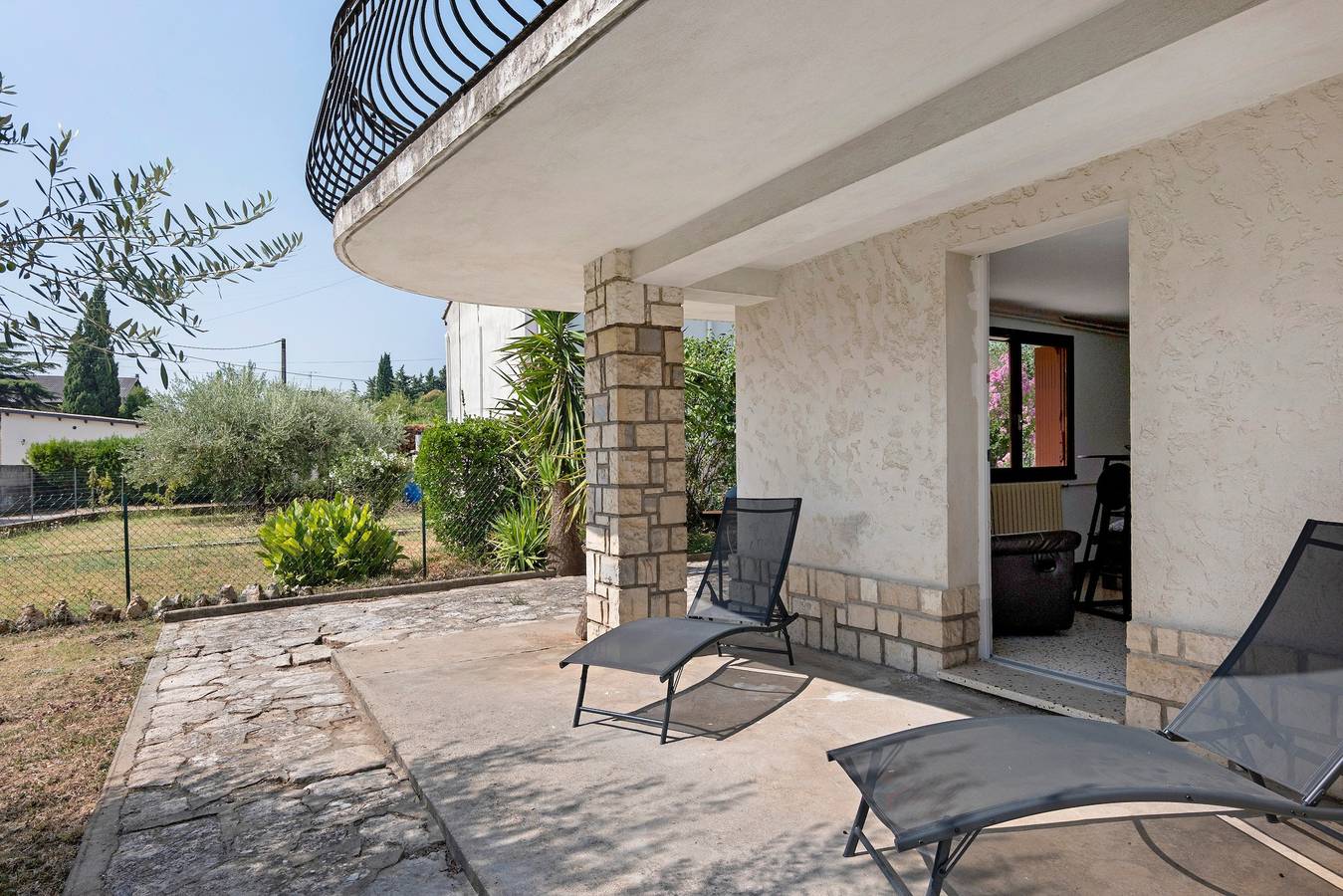 Estudio entero, Estudio «Les Iris» con terraza compartida, jardín común y Wi-Fi in Pont-Saint-Esprit, Region de Nimes