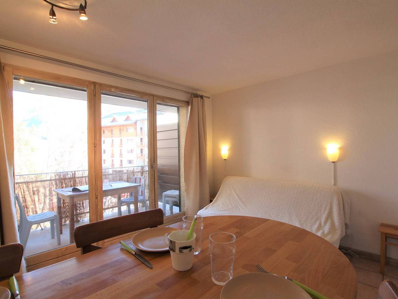 Entire apartment, Charming Studio in Briançon - Mountain Views, Sleeps 4, Close to Slopes & Shops in Briançon, Serre Chevalier