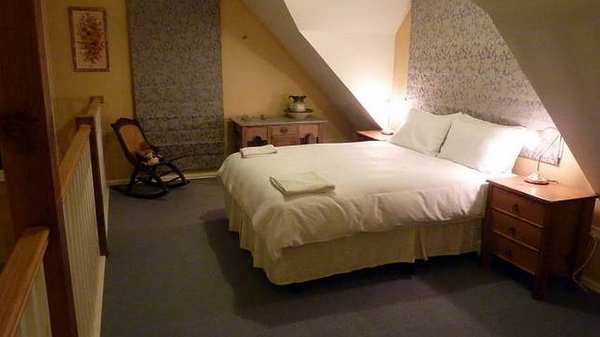 Bed and breakfasts for 9 people, with garden in Victoria