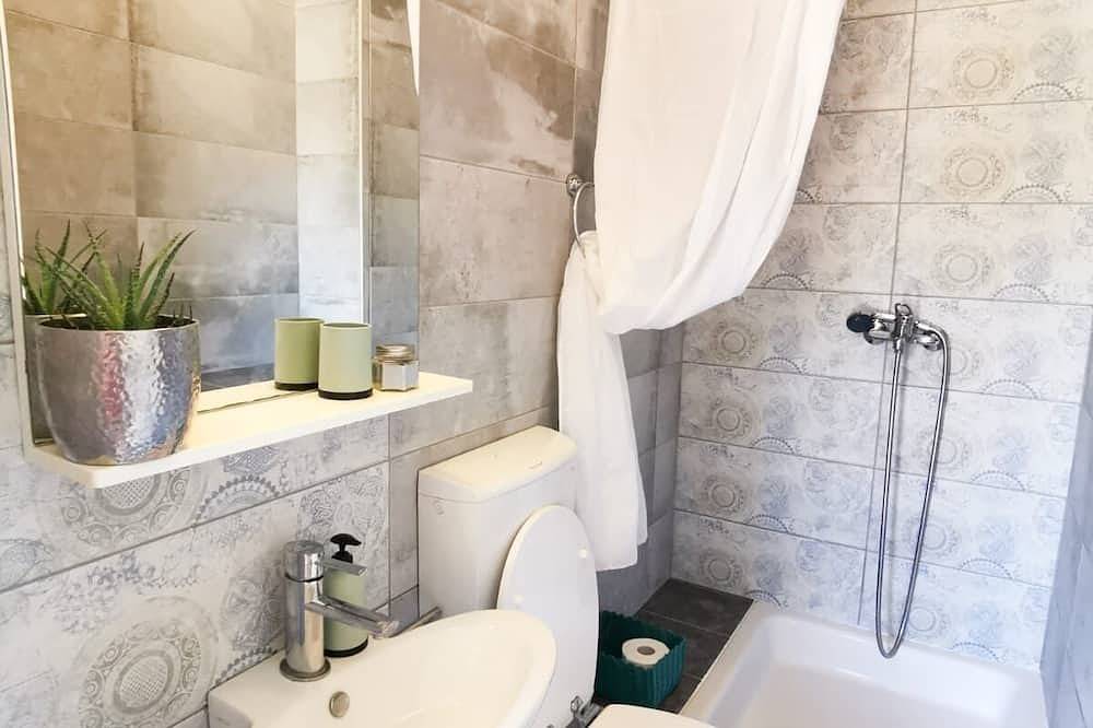 Ganze Wohnung, 2-Zimmer-Ferienwohnung mit Terrasse und Meerblick Mimice, Omis in Marusici, Split-Dalmatien